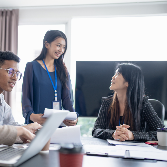 日本人社員と会話をする外国人社員